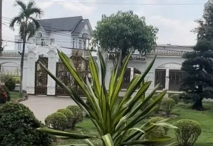 Cho thuê biệt thự sân vườn 1700m2. Mặt tiền đường nhựa 12m bề ngang 28m. Full nội thất. HĐ dài hạn